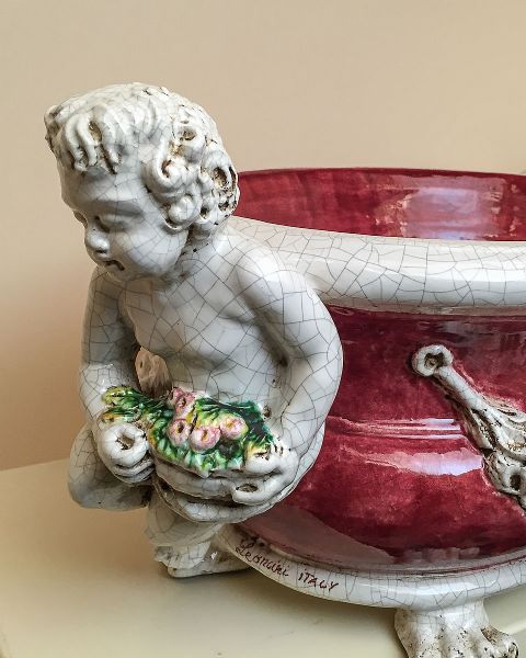 BURGUNDY AND WHITE FLOWER HOLDER WITH CHERUBS, CM.60LX40WX24H