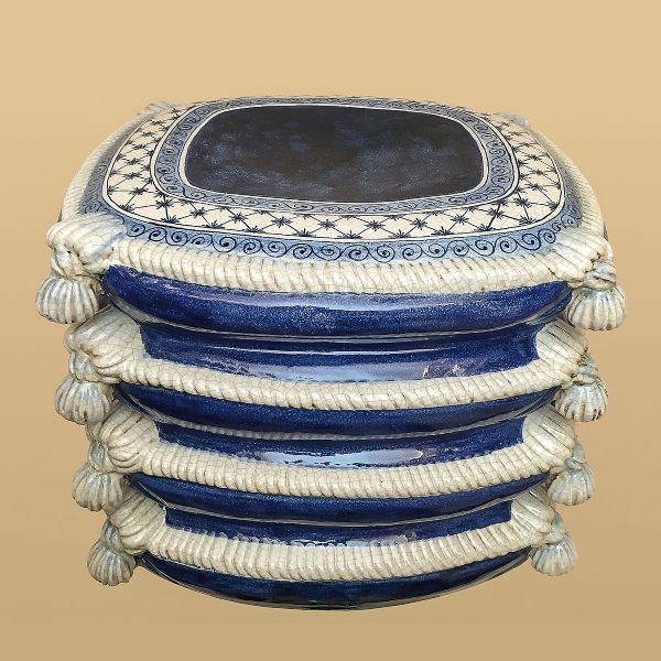 BLUE AND WHITE SEAT IN THE SHAPE OF A CUSHION