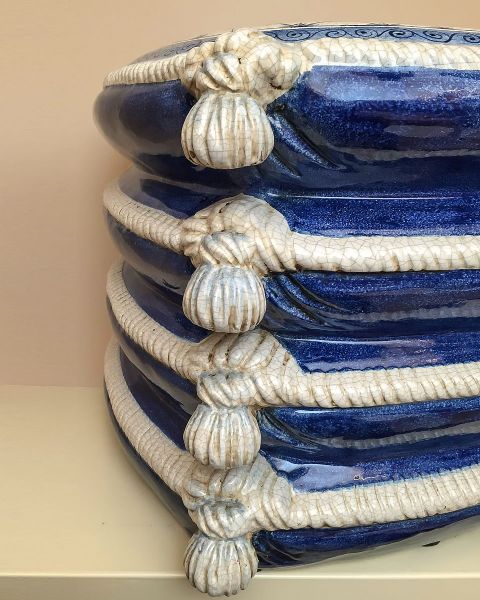 BLUE AND WHITE SEAT IN THE SHAPE OF A CUSHION