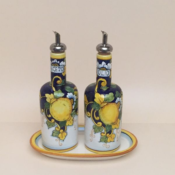 Set of 2 oil and vinegar bottles, cm.20h with tray