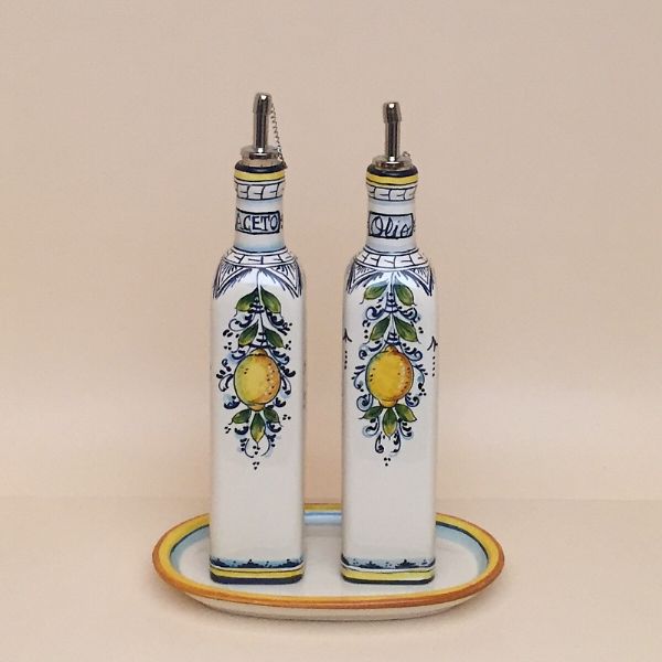 Set of 2 oil and vinegar square bottles, cm.25h with tray