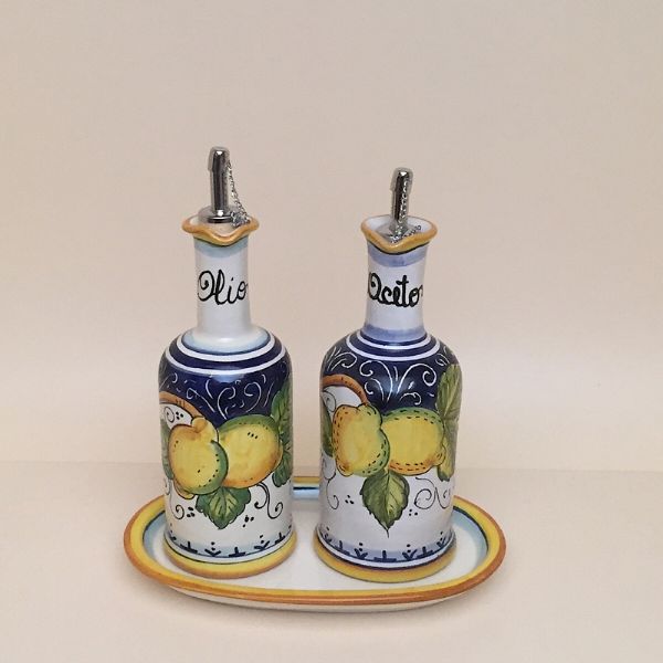 Set of 2 oil and vinegar bottles with handle, cm.25h with tray