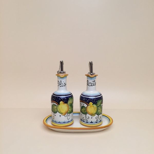 Set of 2 oil and vinegar bottles with handle, cm.15h with tray