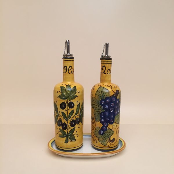 Set of 2 oil and vinegar bottles, cm.25h with tray