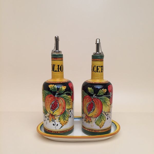 Set of 2 oil and vinegar bottles, cm.20h with tray