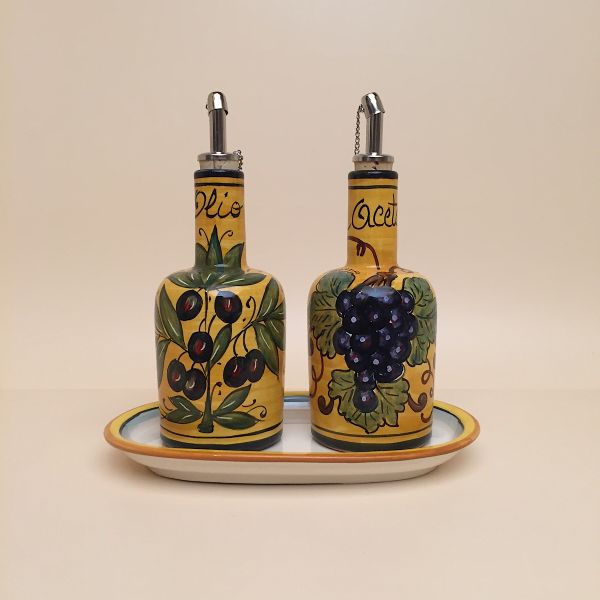 Set of 2 oil and vinegar bottles, cm.15h with tray