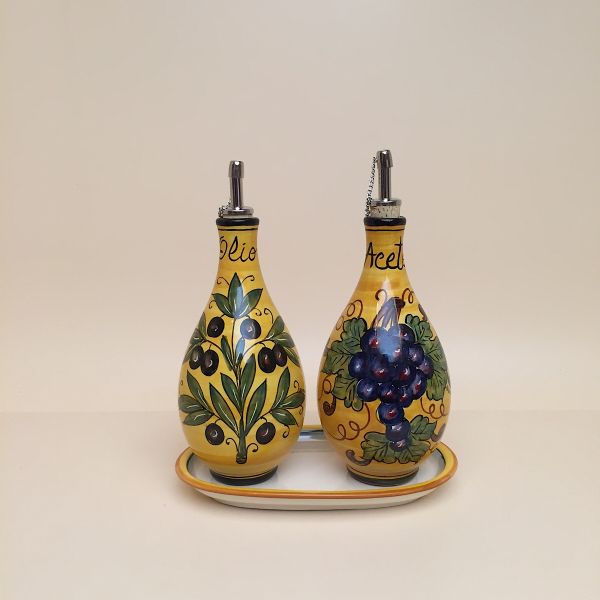 Set of 2 rounded oil and vinegar bottles, cm.19h with tray