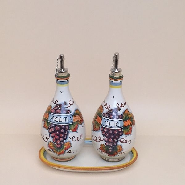 Set of 2 rounded oil and vinegar bottles cm.19h with handles and tray