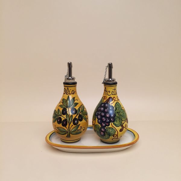 Set of 2 rounded oil and vinegar bottles, cm.13h with tray