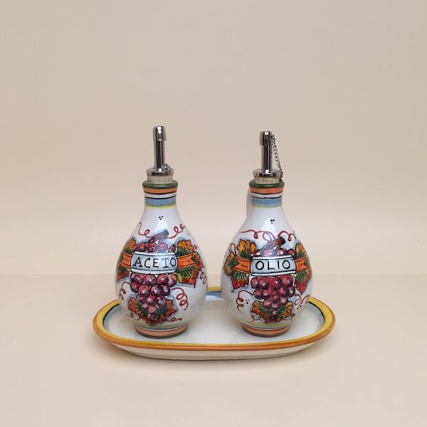 Set of 2 rounded oil and vinegar bottles with handles, cm.13h with tray