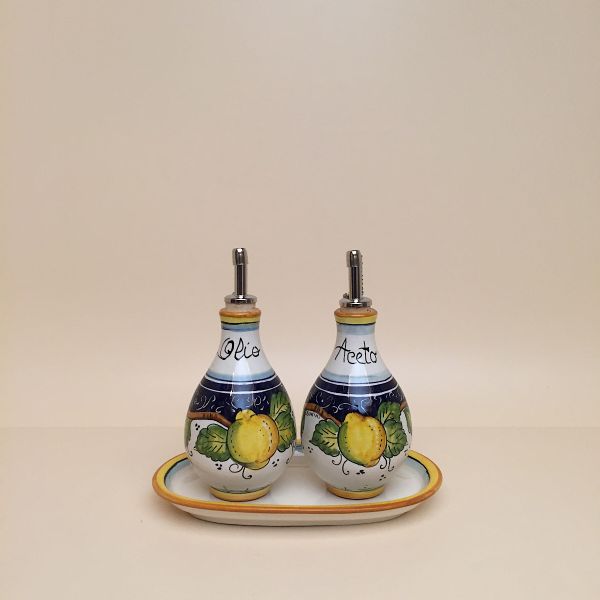 Set of 2 rounded oil and vinegar bottles, cm.13h with tray