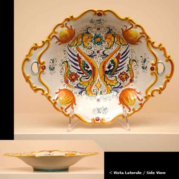 RA315 39 - Oval scallop-edged centrepiace, cm.39 x 31